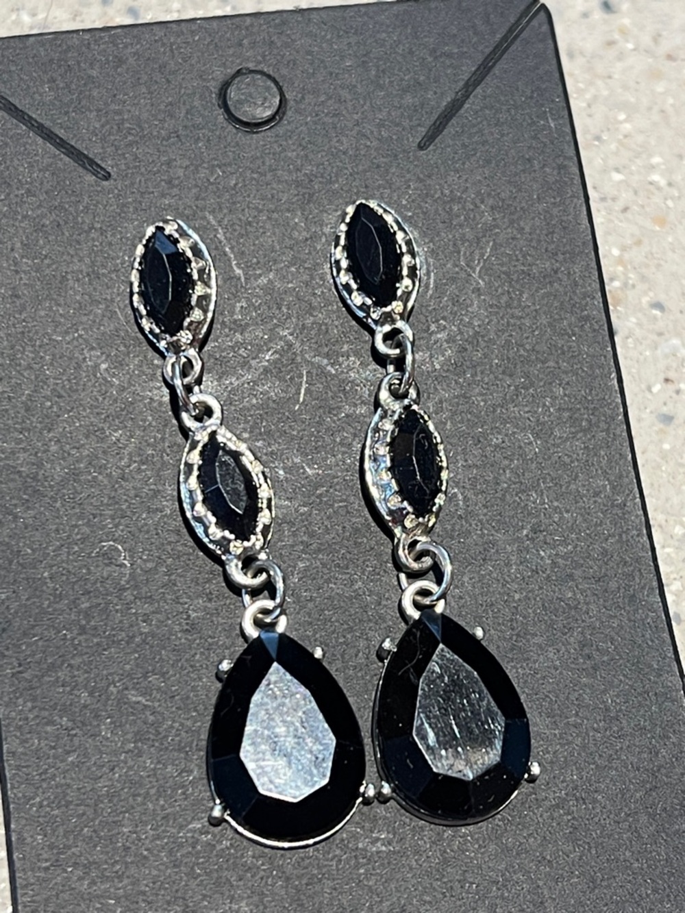 Sold ๐ท6/$20๐ท Elegant Black Teardrop Dangle Earrings - Women Jewelry - Picture 3 of 3